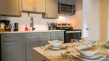 Refrigerador, microondas, horno y parrilla de estufa