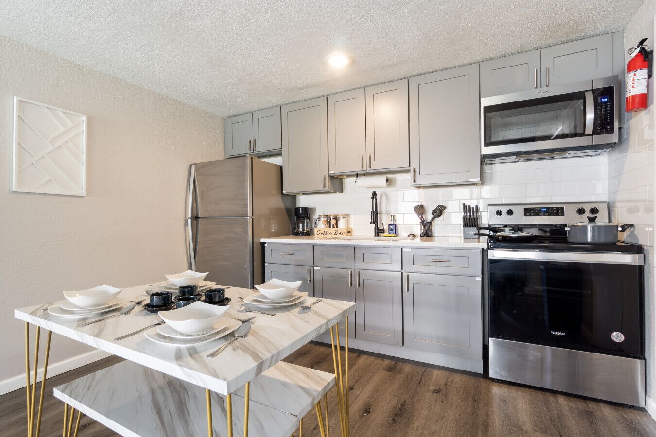 Kühlschrank, Mikrowelle, Ofen, Herdplatte