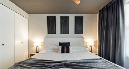 King Bed w/ TV • 15 Min to Ft. Moore