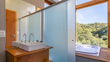 Basic Chalet | Bathroom