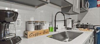 Cozy King Suite, wheelchair accessible, Fast WiFi