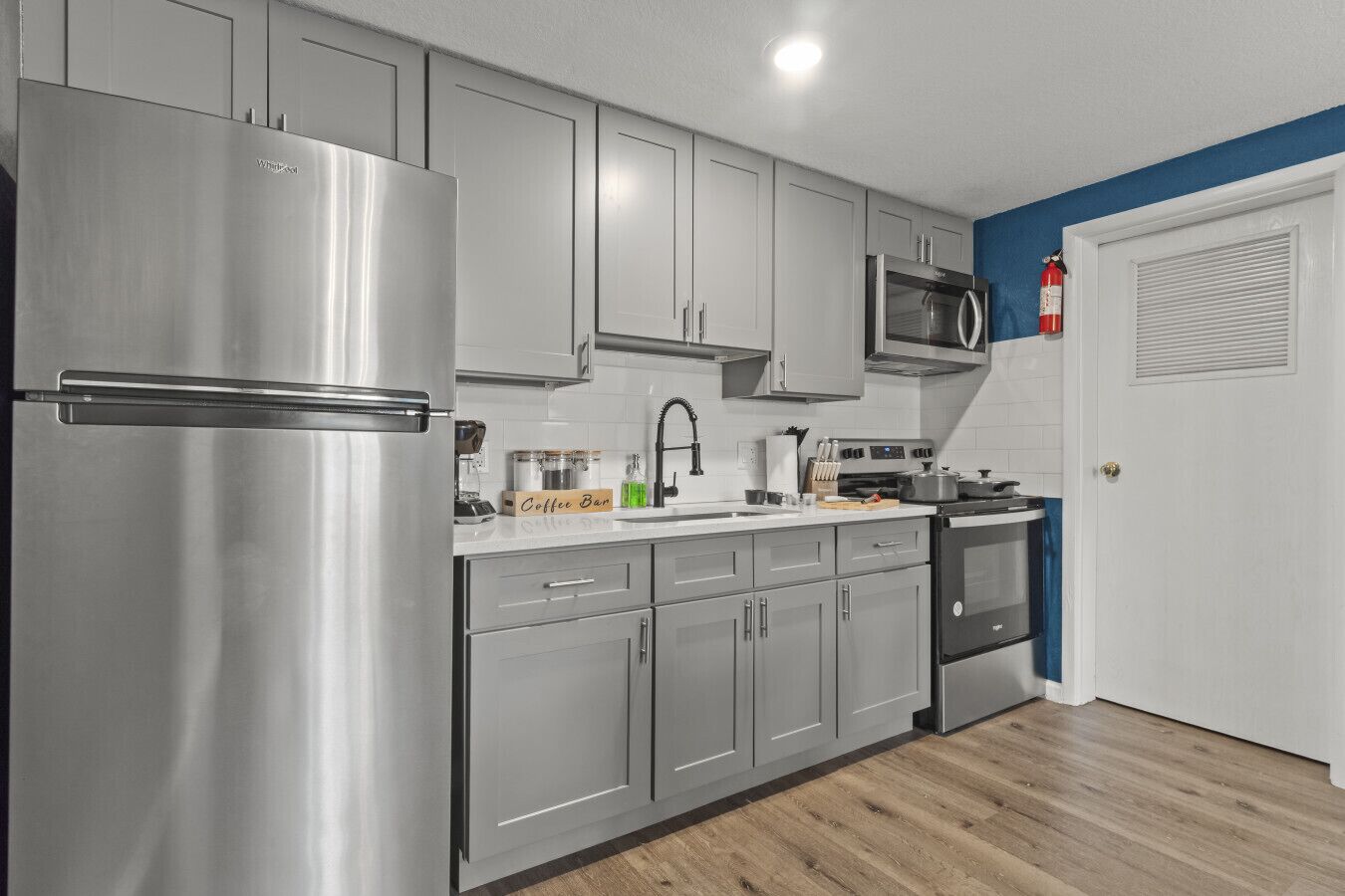 Kylskåp, mikrovågsugn, ugn och spishäll