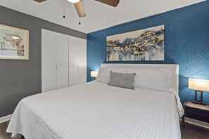 Iron/ironing board, WiFi, bed sheets - Cozy King Suite, wheelchair accessible, Fast WiFi (Columbus)