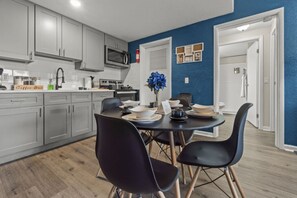 Dining - Cozy King Suite, wheelchair accessible, Fast WiFi (Columbus)