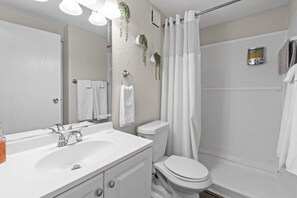 Hair dryer - Cozy King Suite, wheelchair accessible, Fast WiFi (Columbus)