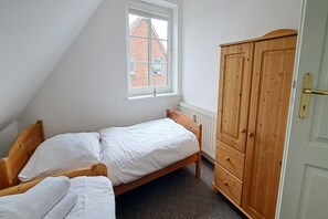 2 bedrooms, travel cot, free WiFi, bed sheets
