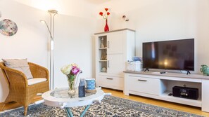 TV, books, stereo - Comfortable top floor apartment for 4 with terrace and garden in idyllic Tönning (Tönning)