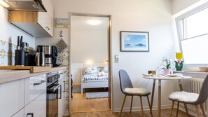 Kylskåp, mikrovågsugn, ugn och spishäll