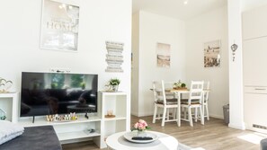 TV, books, stereo - Vacation apartment Sylt on the Holmhof near St. Peter-Ording with petting zoo (Poppenbüll)