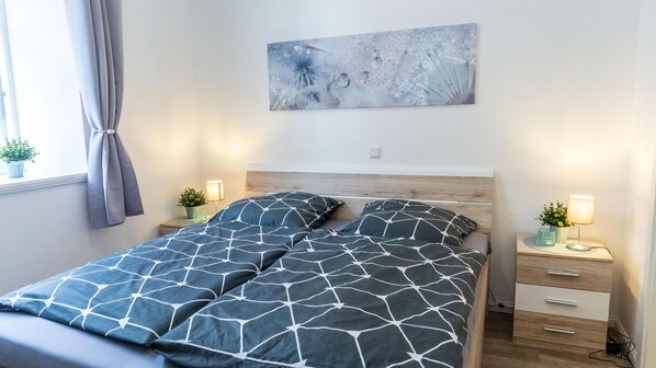 2 bedrooms, travel cot, free WiFi, bed sheets