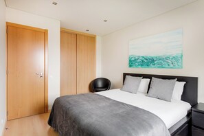 Basic apartman, 1 kétszemélyes ágy és egy kinyitható kanapé, nemdohányzó | Egyedi dekoráció, ingyenes wifi és ágynem ű