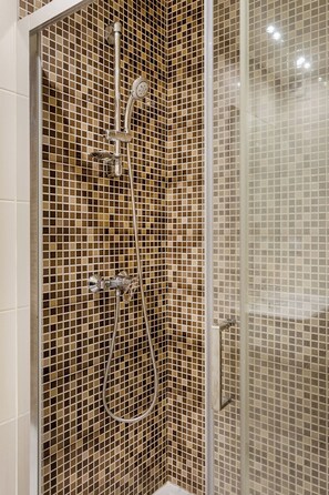 Basic apartman, 1 kétszemélyes ágy és egy kinyitható kanapé, nemdohányzó | Fürdőszoba