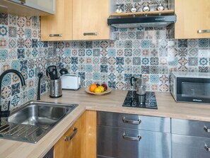 Refrigerador, microondas, cafetera/tetera, tostadora