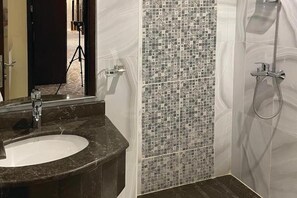 Shower, hair dryer, towels, soap - Retaj Inn Hotel (Makkah)