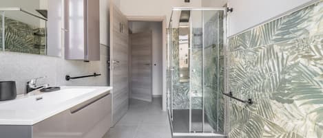 Dusche, Haartrockner, Bidet, Handtücher