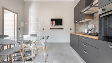 Frigorifero, forno, piano cottura, lavastoviglie
