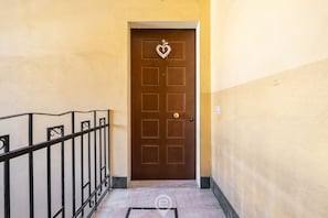 Una puerta marrón decorada con un adorno en forma de corazón y una estrella encima.
