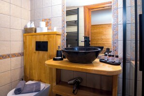 Ducha, secador de pelo, toallas, jabón