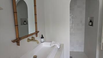 Douche, serviettes fournies, savon, papier toilette