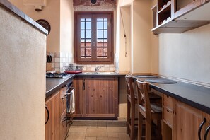 Fridge, oven, stovetop, coffee/tea maker