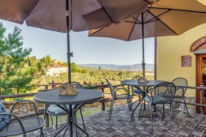 Outdoor dining - Apartment 'Maestrale' with Shared Pool, Wi-Fi and Air Conditioning (Scandicci)