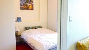 1 bedroom, bed sheets