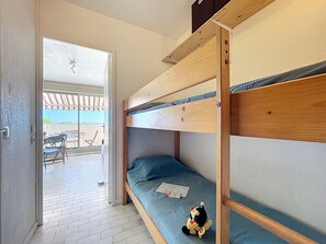 1 soverom, skrivebord og internettilgang