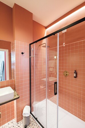 Classic Double Room, Non Smoking, City View | Bathroom