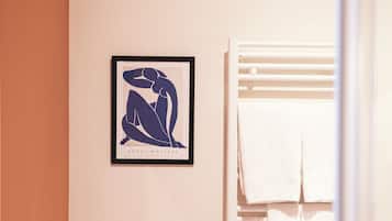 Habitación doble clásica, para no fumadores, vista a la ciudad | Baño | Regadera, secadora de cabello, toallas, jabón