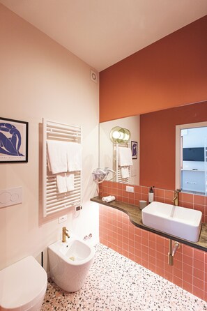 Classic Double Room, Non Smoking, City View | Bathroom | Shower, hair dryer, towels, soap - Casa Don Luigi 47 (Bergamo)