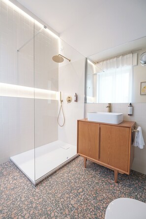 Comfort Double Room, City View | Bathroom | Shower, hair dryer, towels, soap