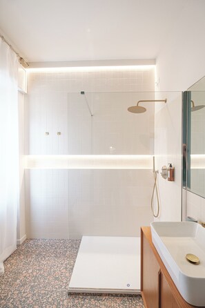 Chambre Double Confort, vue ville | Salle de bain