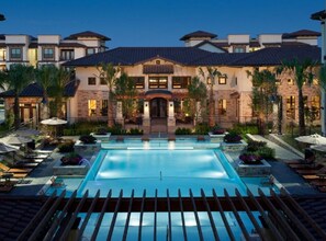 2 outdoor pools - AMLI at Escena (Irving)