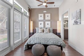 Condo tiện nghi đơn giản, 1 phòng ngủ, lò sưởi, cạnh hồ bơi | Trang trí khác biệt, trang bị nội thất với thiết kế riêng biệt