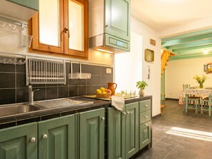 Kjøleskap, mikrobølgeovn og kjøkkenutstyr