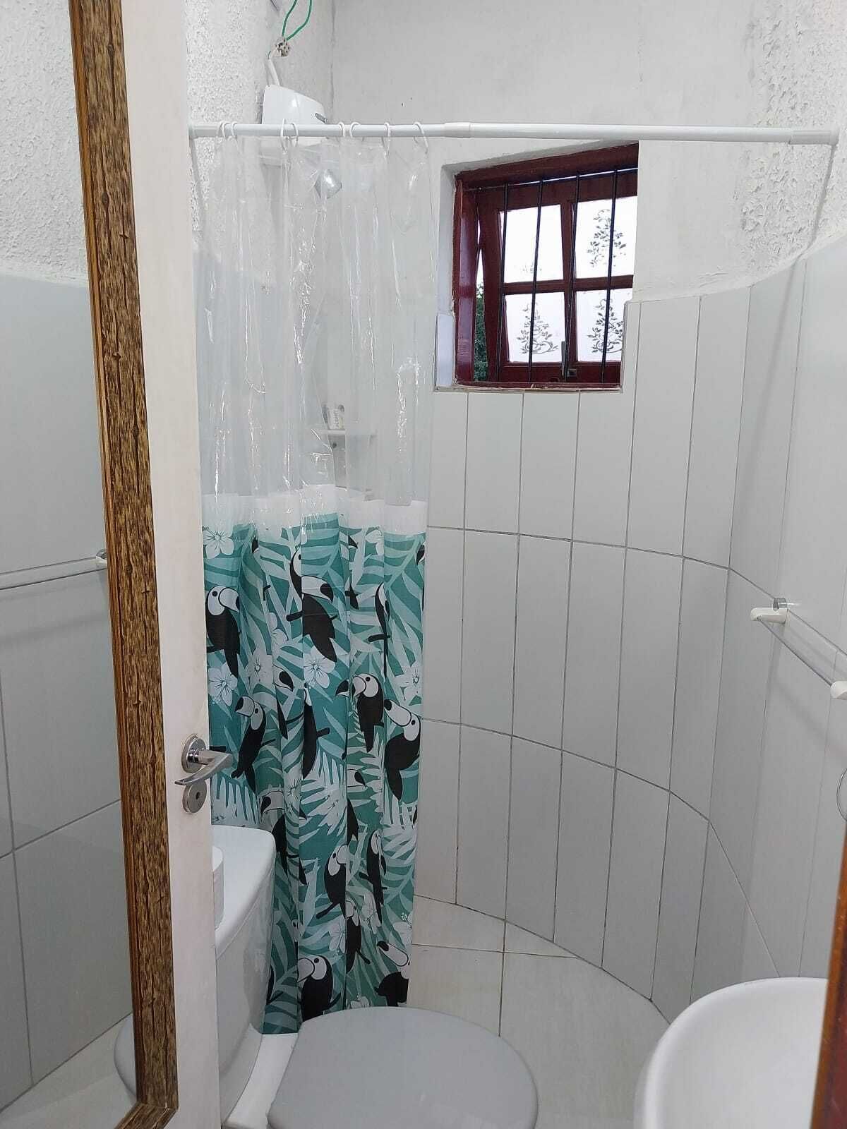 Toalhas de banho, sabonete, papel higiênico 