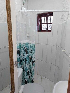 Toalhas de banho, sabonete, papel higiênico 