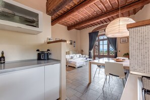 Een moderne keuken met een eethoek, een bed en uitzicht op de omgeving.