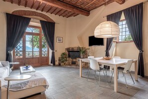 テレビ、暖炉、卓球台