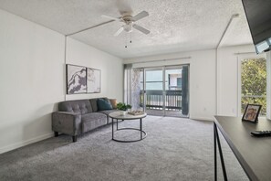 スマートテレビ、暖炉、書庫、書斎 / ワークスペース