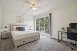 1 室のベッドルーム、デスク、アイロン / アイロン台、旅行用ベビーベッド