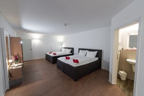 Habitación familiar doble | Escritorio y espacio para trabajar con un portátil