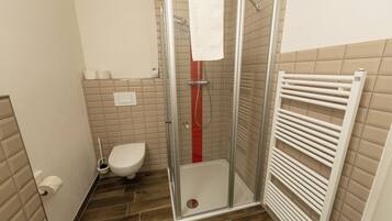 Kahden hengen comfort-huone (yksi tai kaksi sänkyä), 1 keskisuuri parisänky | Kylpyhuone | Suihku, hiustenkuivaaja, saippua, sampoo