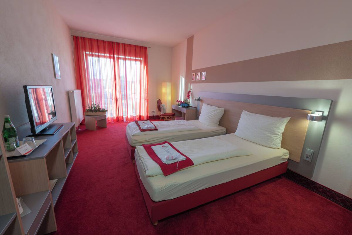 Schreibtisch, laptopgeeigneter Arbeitsplatz, schallisolierte Zimmer