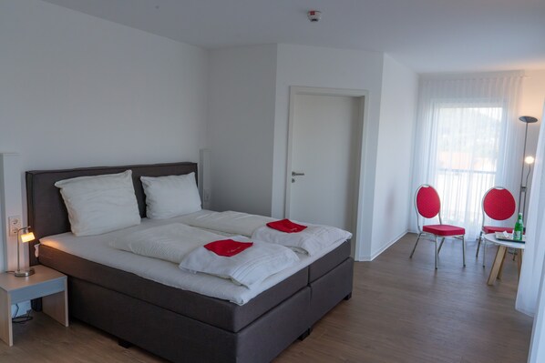 Chambre Confort double ou avec lits jumeaux, 1 grand lit | Bureau, espace de travail pour ordinateurs portables