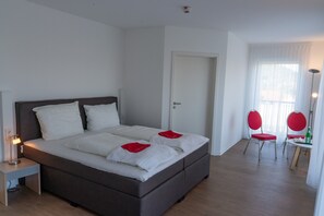 Comfort kamer, 1 twee- of 2 eenpersoonsbedden | Een bureau, een laptopwerkplek, een strijkplank/strijkijzer, gratis wifi