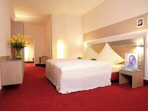 ห้องคอมฟอร์ทดับเบิลหรือทวิน, เตียงควีนไซส์ 1 เตียง | โต๊ะทำงาน, พื้นที่ทำงานแบบใช้แล็ปท็อป, ห้องเก็บเสียง, เตารีด/โต๊ะรีดผ้า