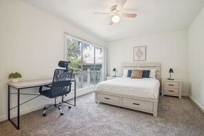 1 chambre, bureau, fer et planche à repasser, lit parapluie