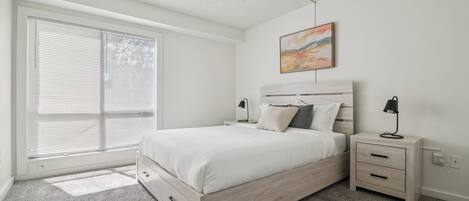 2 slaapkamers, een bureau, een strijkplank/strijkijzer, reisbedje