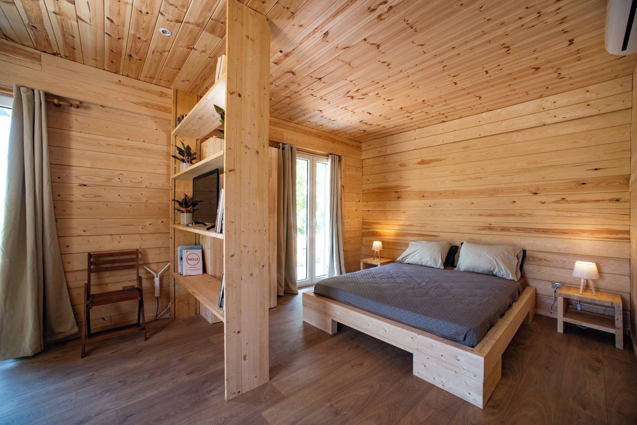 1 dormitorio, tabla de planchar con plancha, wifi y ropa de cama